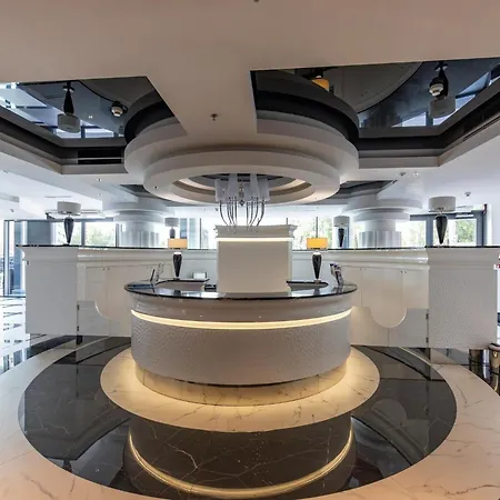 In With Pool And Terrace 아파트 슈체친